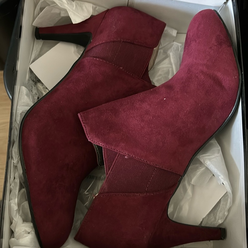 nine west Women size 12M booties burgundy
worn once